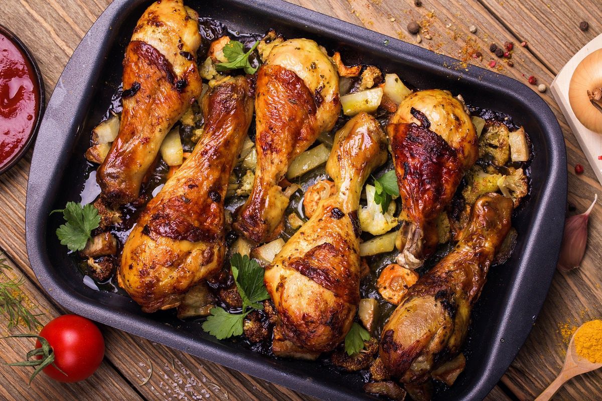 Pałki z kurczaka piekę z nietypowymi owocami. Połączenie smaków zachwyci choćby najbardziej wybredną teściową