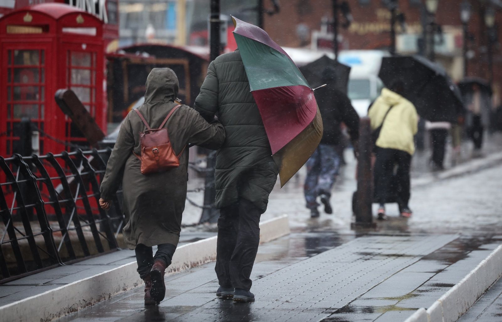 Wydali 40 alertów powodziowych. Wyspy przygotowują się na kulminację