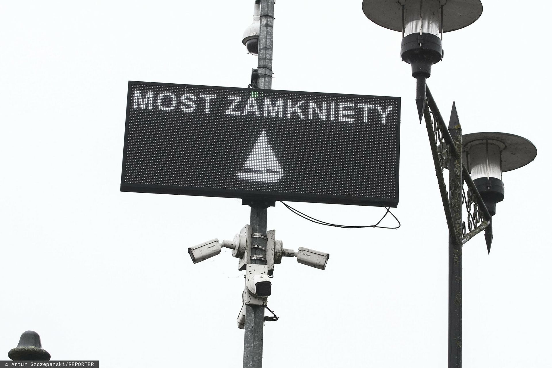 Most nie wytrzymał upałów. Awaria przeprawy na Mazurach