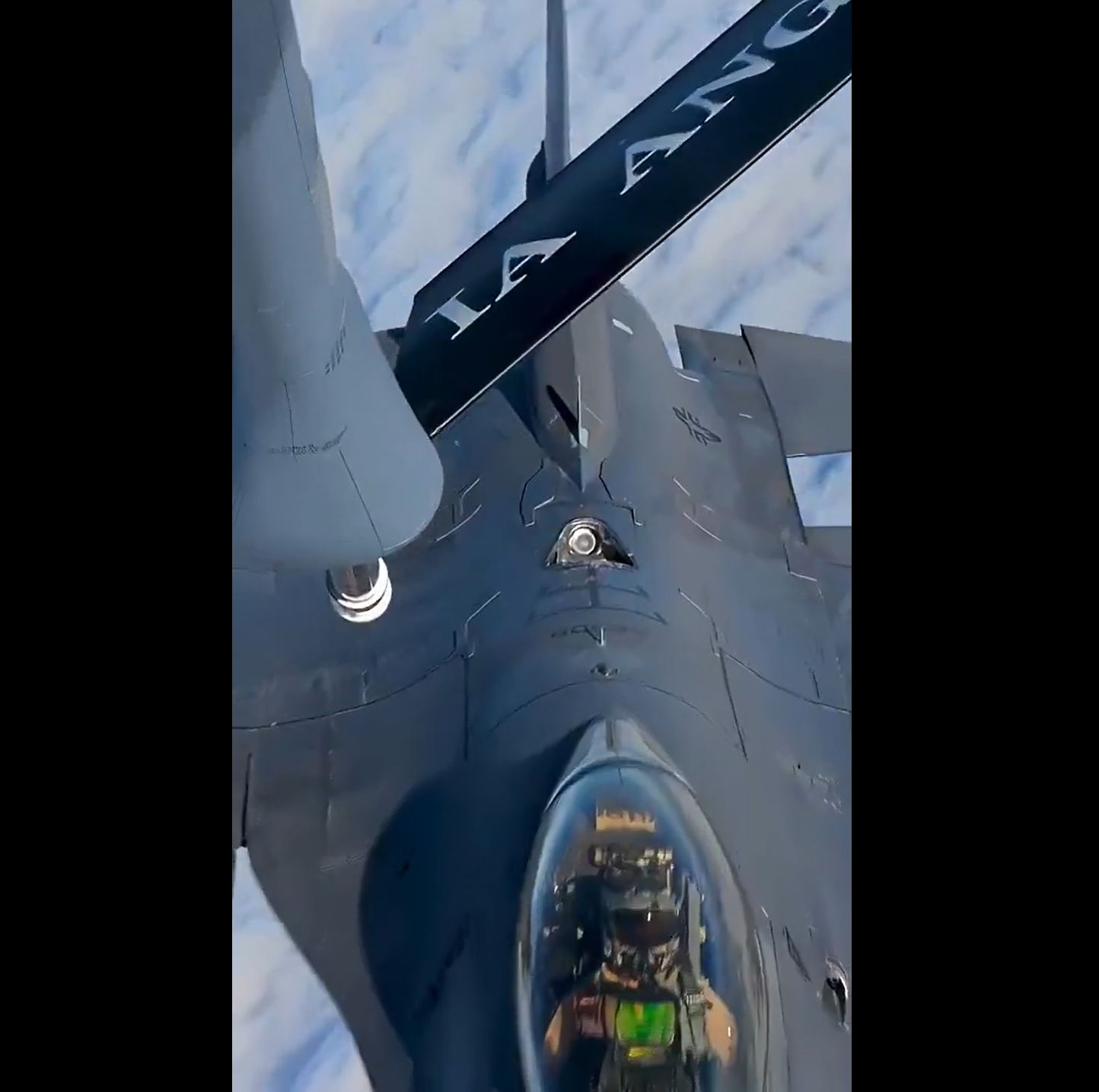 Tankowanie w powietrzu. Ta osoba odpowiada za najważniejszą funkcję