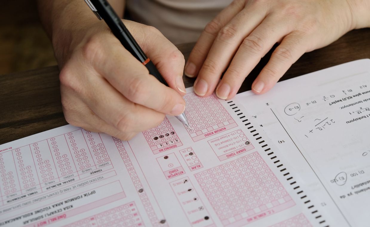 Matura 2025. Egzaminy dwujęzyczne z chemii, biologii, fizyki i historii – co warto wiedzieć?