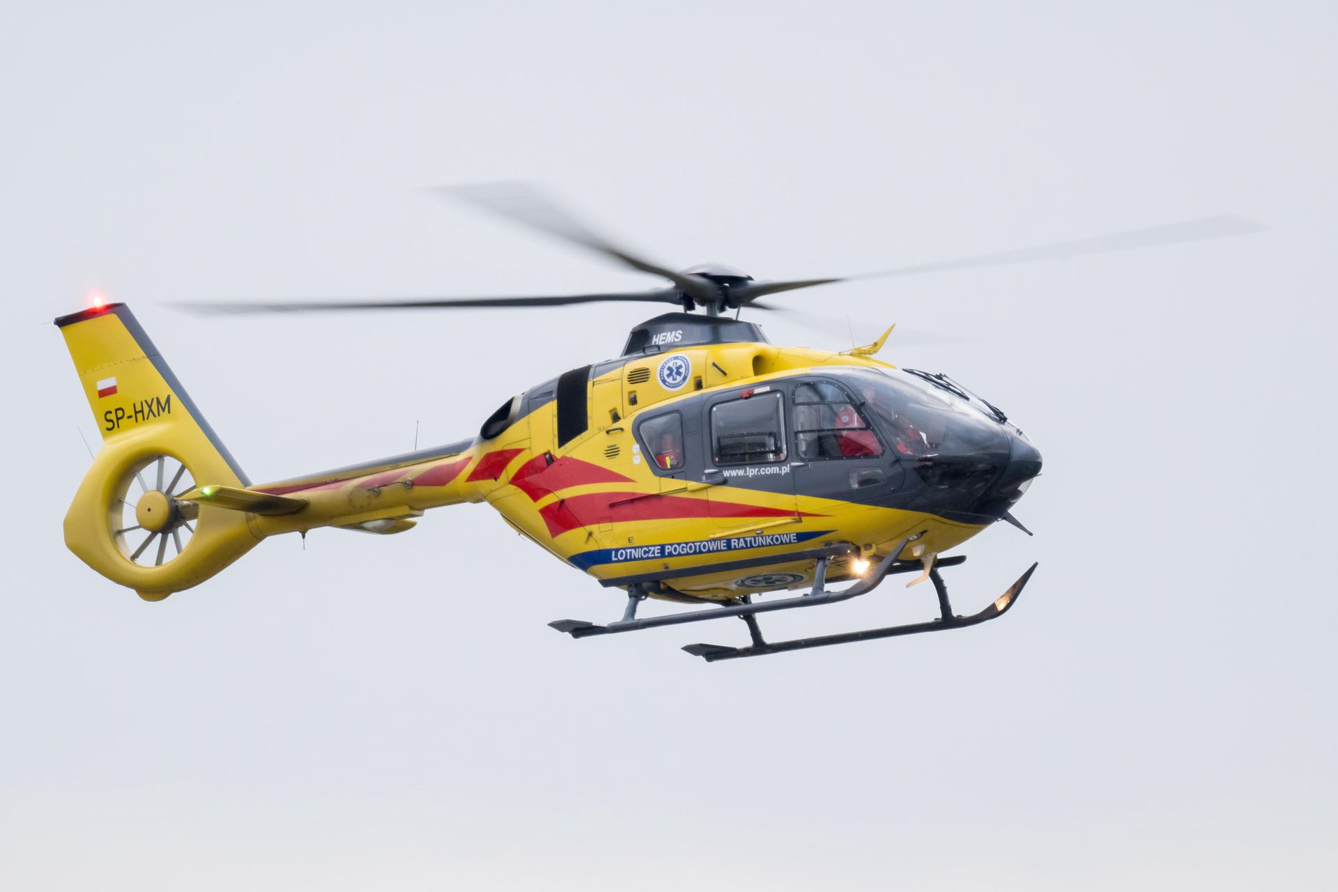 Dziecko wypadło z okna w Prudniku. Śmigłowiec LPR na miejscu