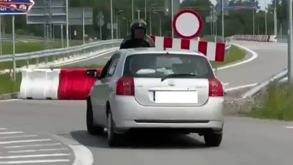 Wziął motocyklistę na maskę Toyoty. Sceny jak na filmach