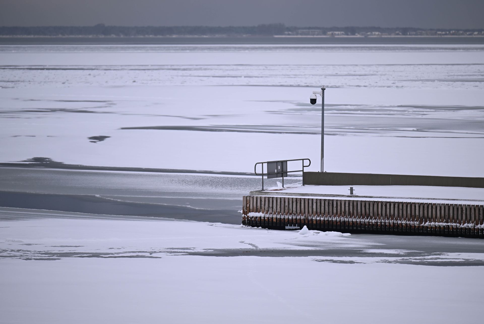 Na Bałtyku w lodzie uwięziony został jacht. Czeka na odwilż