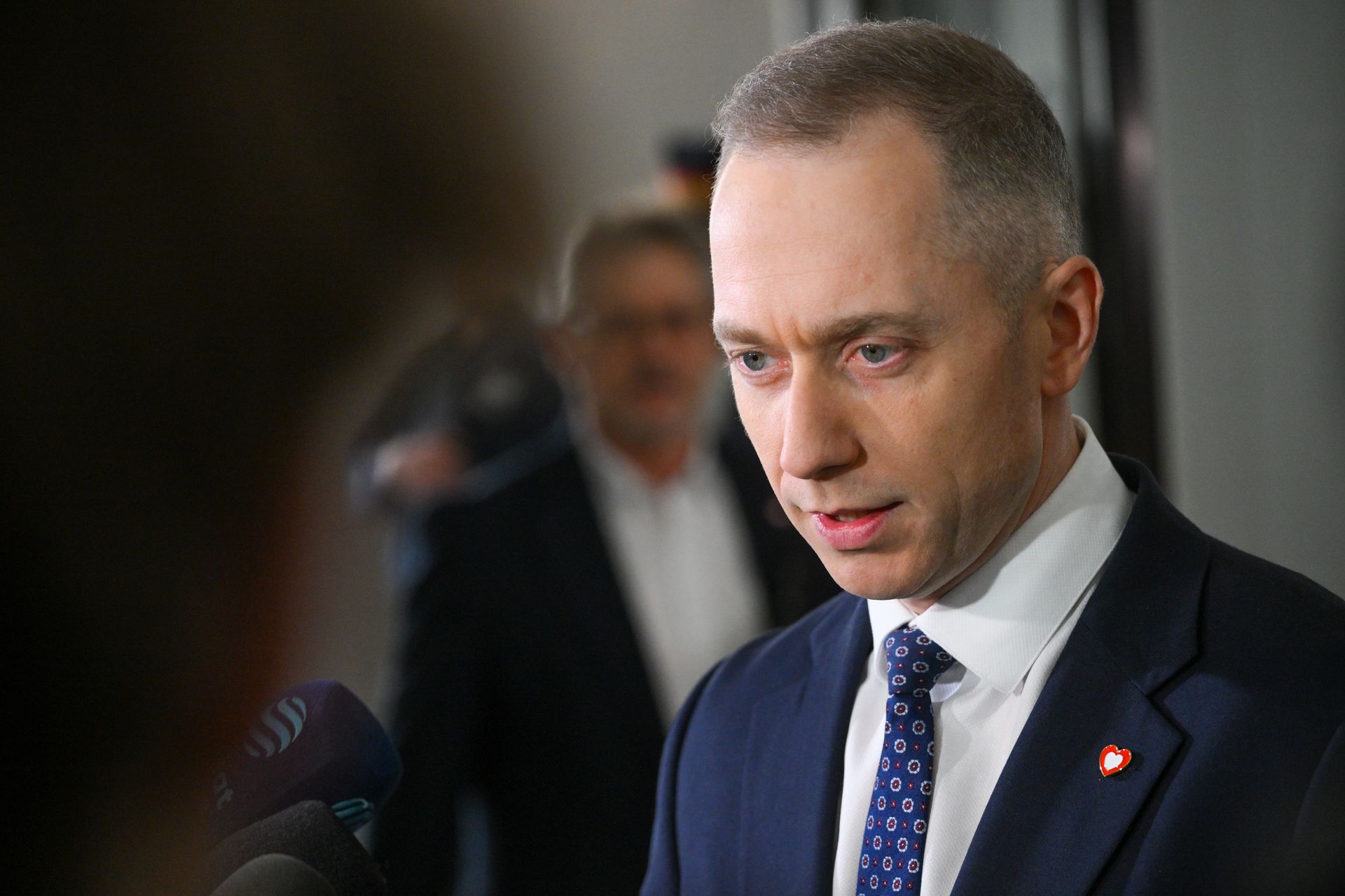 "Trzęsie się panu ręka". Dyskusja wiceszefa MON z reporterem TV Republika