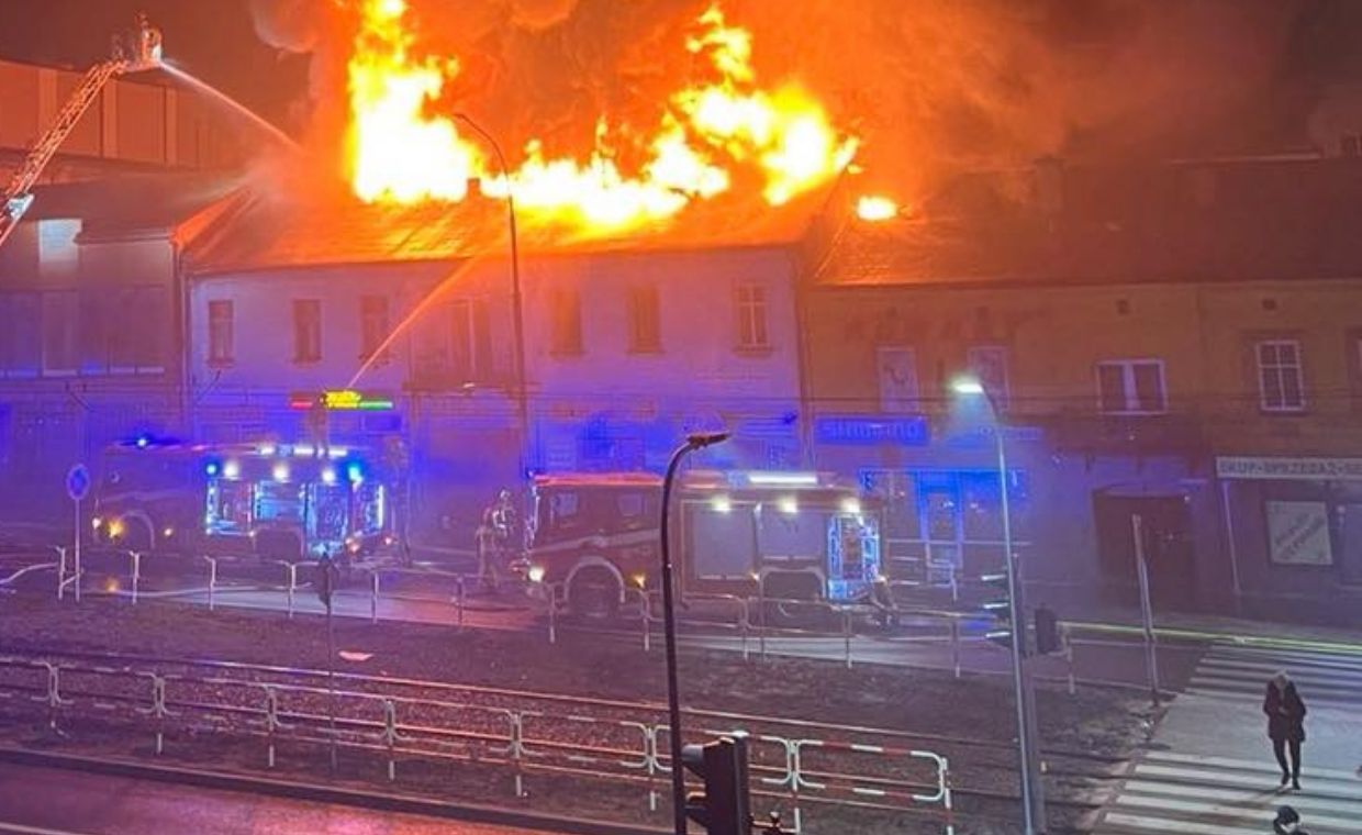 Pożar kamienicy. Z ogniem walczy kilkudziesięciu strażaków