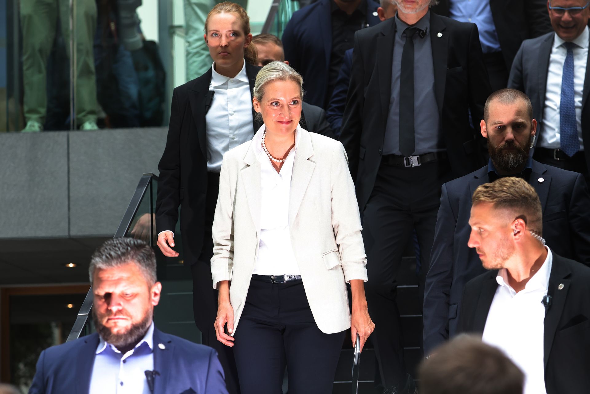 Porno i haniebna służba nie przeszkodziły. Niemcy dali im mandat