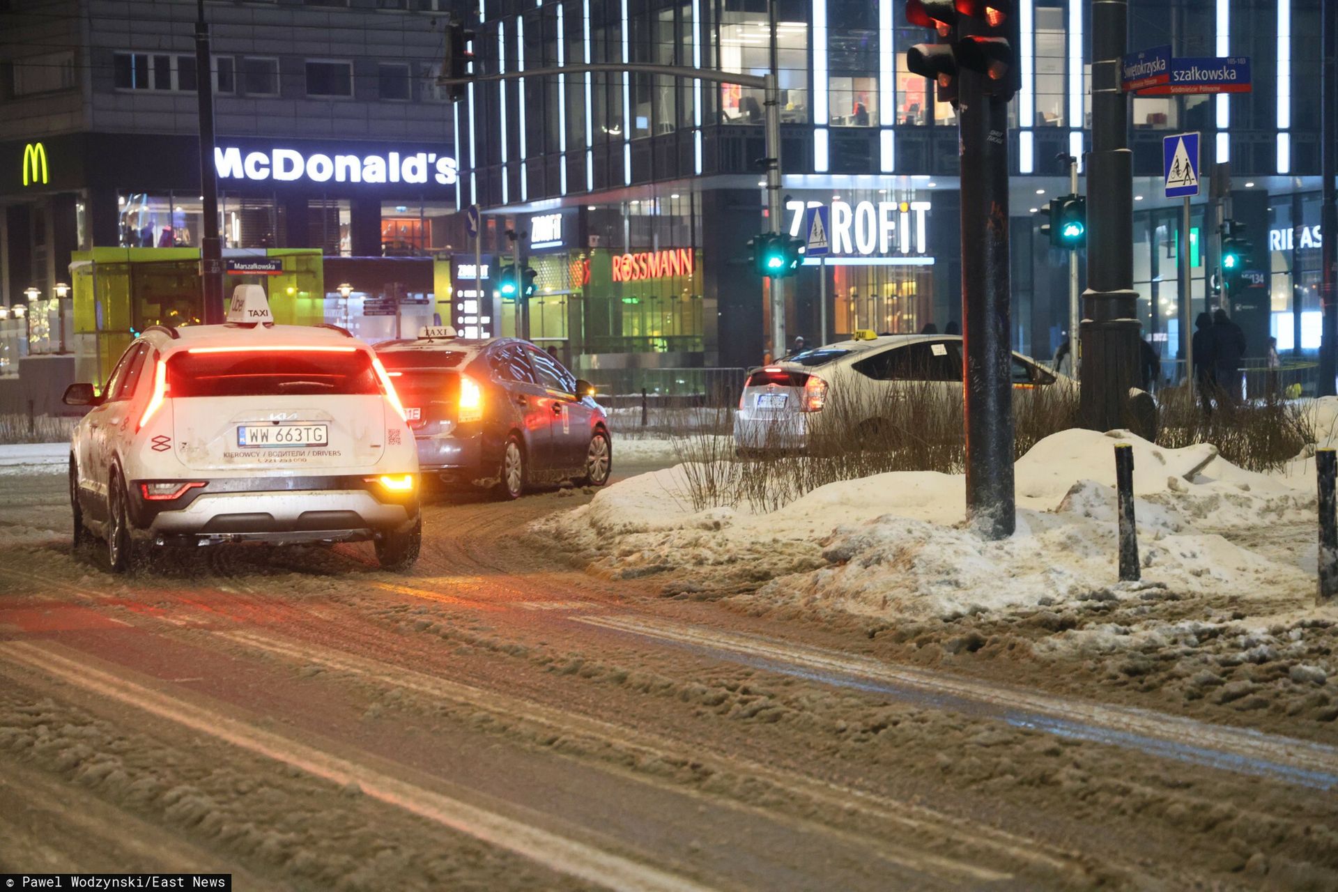 Zaczęła ponaglać taksówkarza, pokazała "legitymację". Słono za to zapłaci