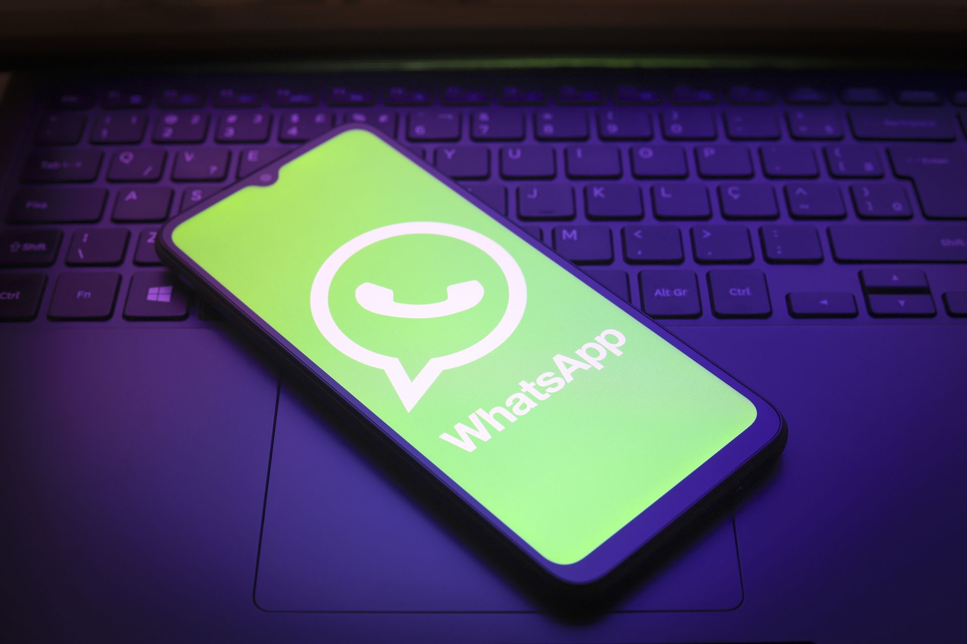 WhatsApp wprowadza nowość - naklejki w paczce