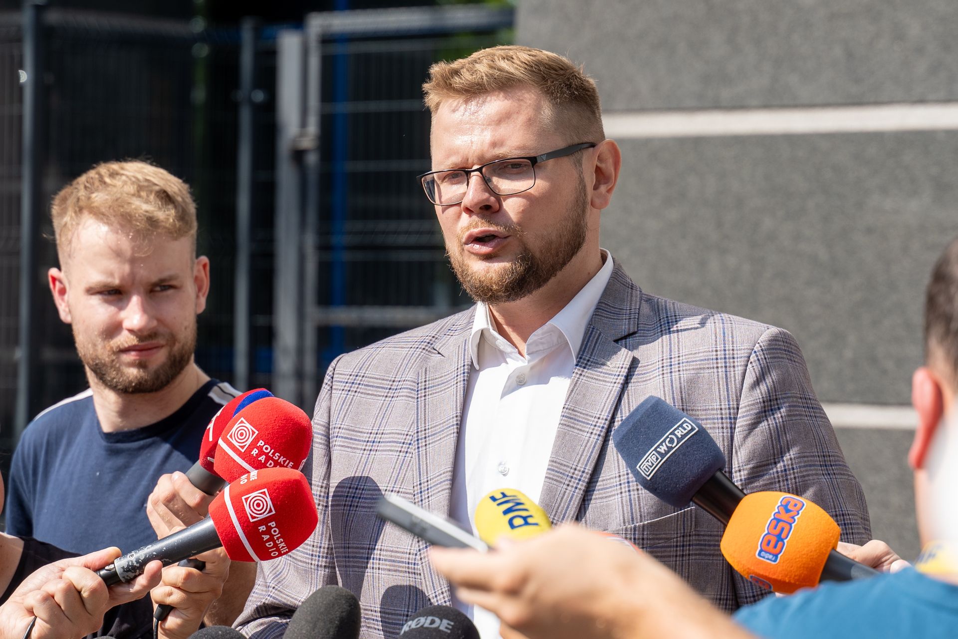 Sąd uchylił środki zapobiegawcze ws. Wosia. Prokuratura komentuje