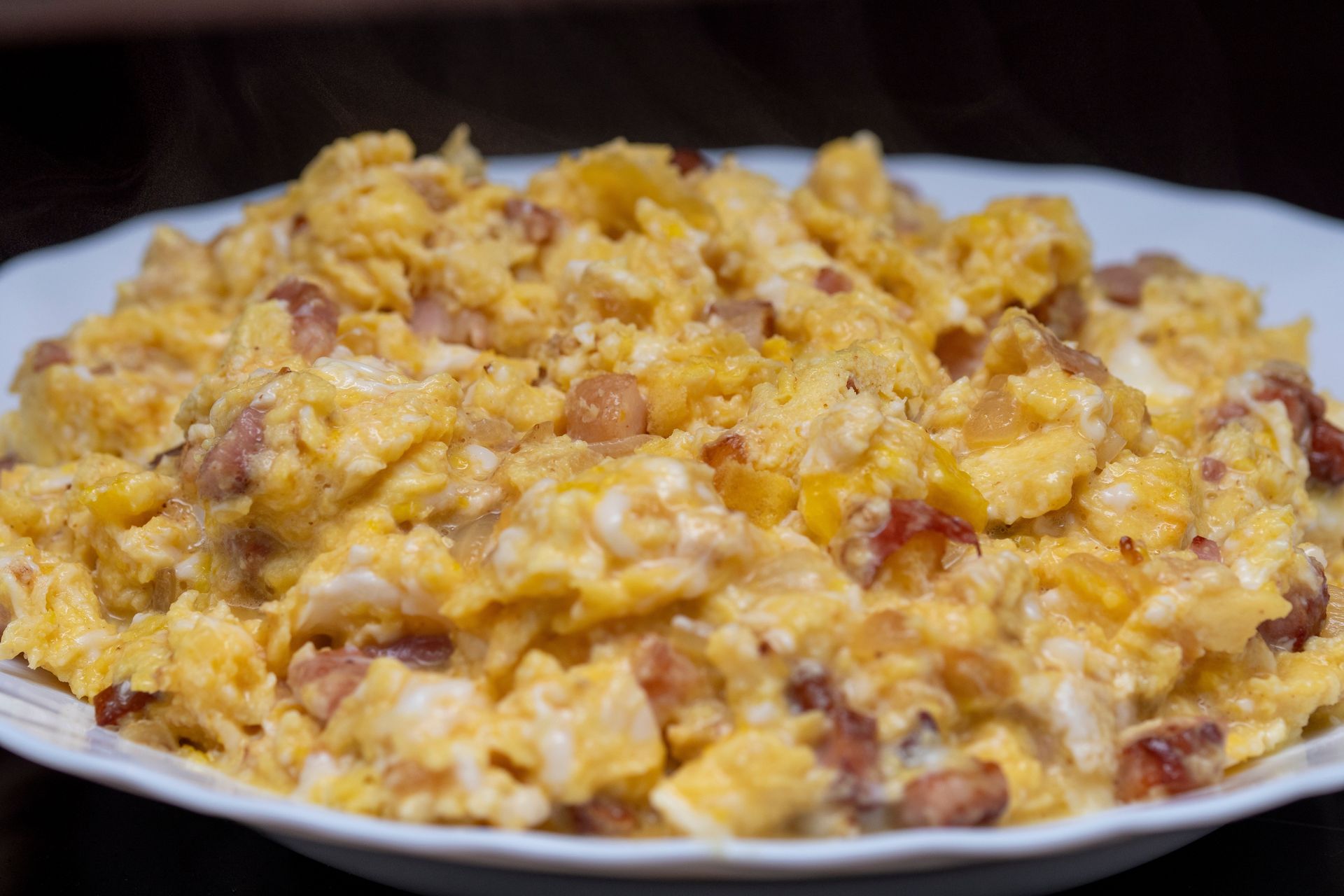 Podsmaż i wbij jajka. Taka jajecznica poprawia funkcjonowanie mózgu od rana