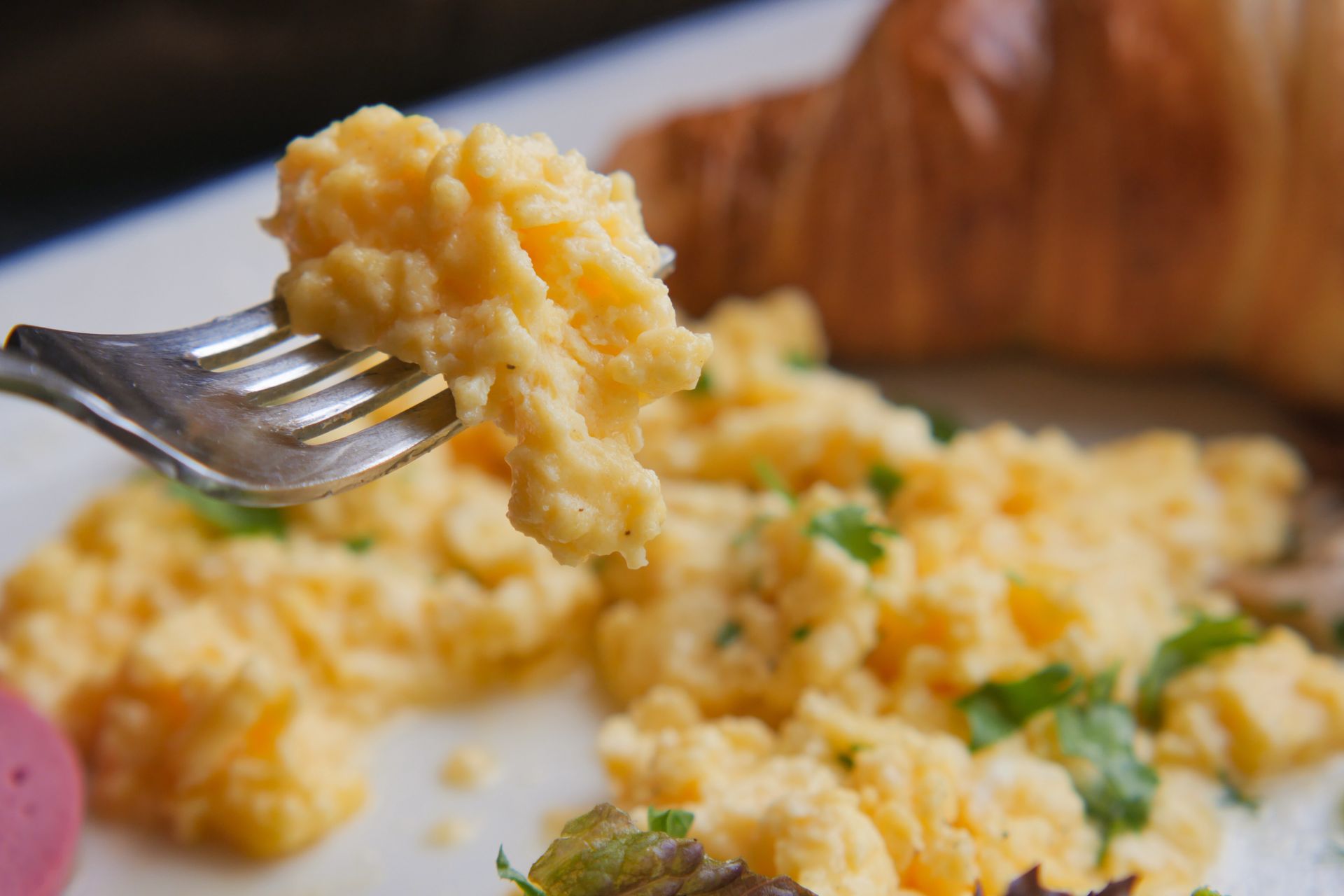 Ruch patelnią, który robi różnicę. Jajecznica wyjdzie idealnie kremowa jak w gwiazdkowej restauracji