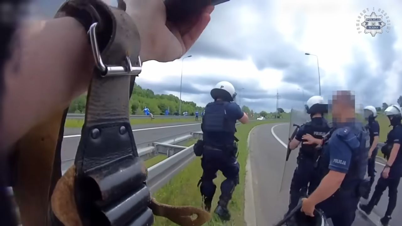 Pseudokibice blokowali autokary. Interweniowała policja