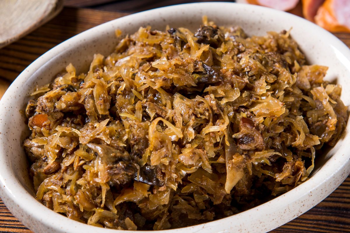 Dodaję do bigosu kilka ziarenek. Dla wielu to zapomniana przyprawa, ale ja nie wyobrażam sobie gotowania bez niej