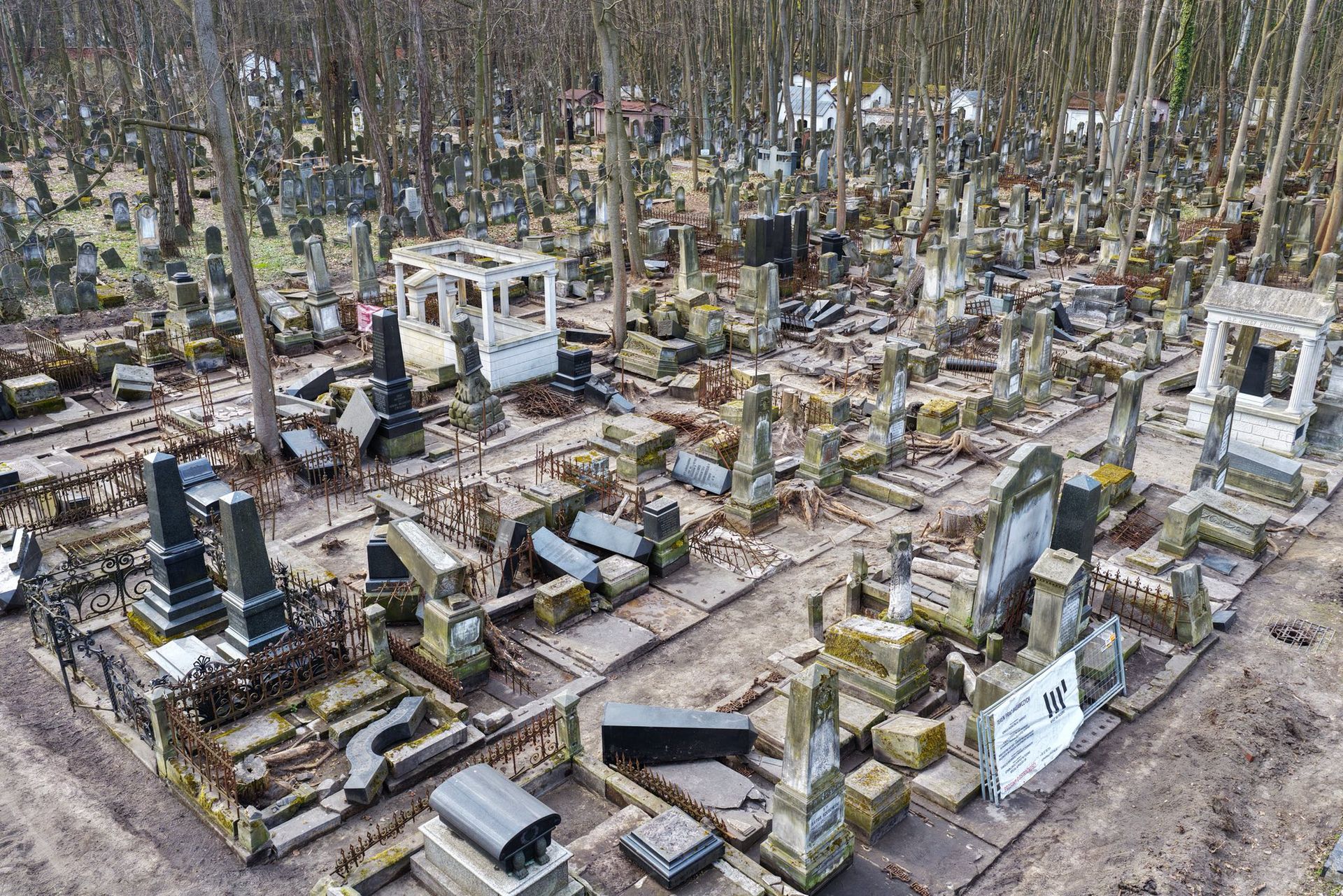 Cmentarz w Warszawie skrywał tajemnice. Znaleziono amunicję i pamiątki