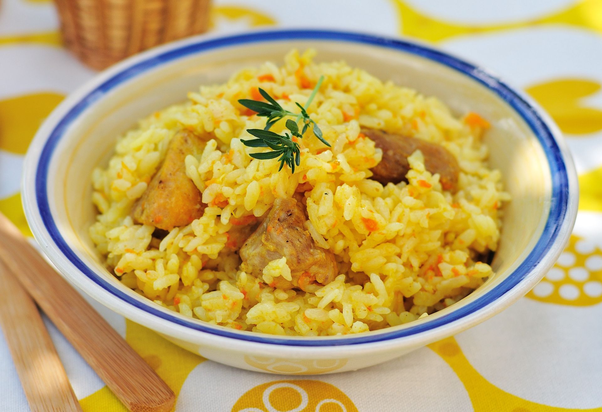 Wsyp 2 łyżeczki do gotującego się ryżu. Będzie mieć ładny kolor i lepszy smak