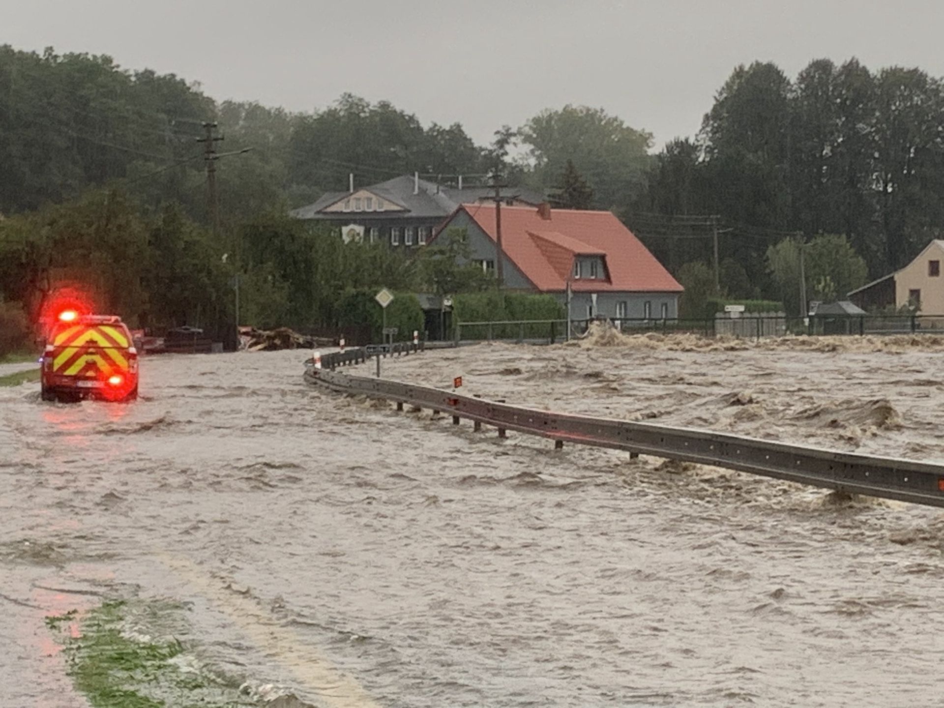 Dramatyczne sceny w Czechach. Poszukiwania ludzi w rzece, ewakuacja szpitala