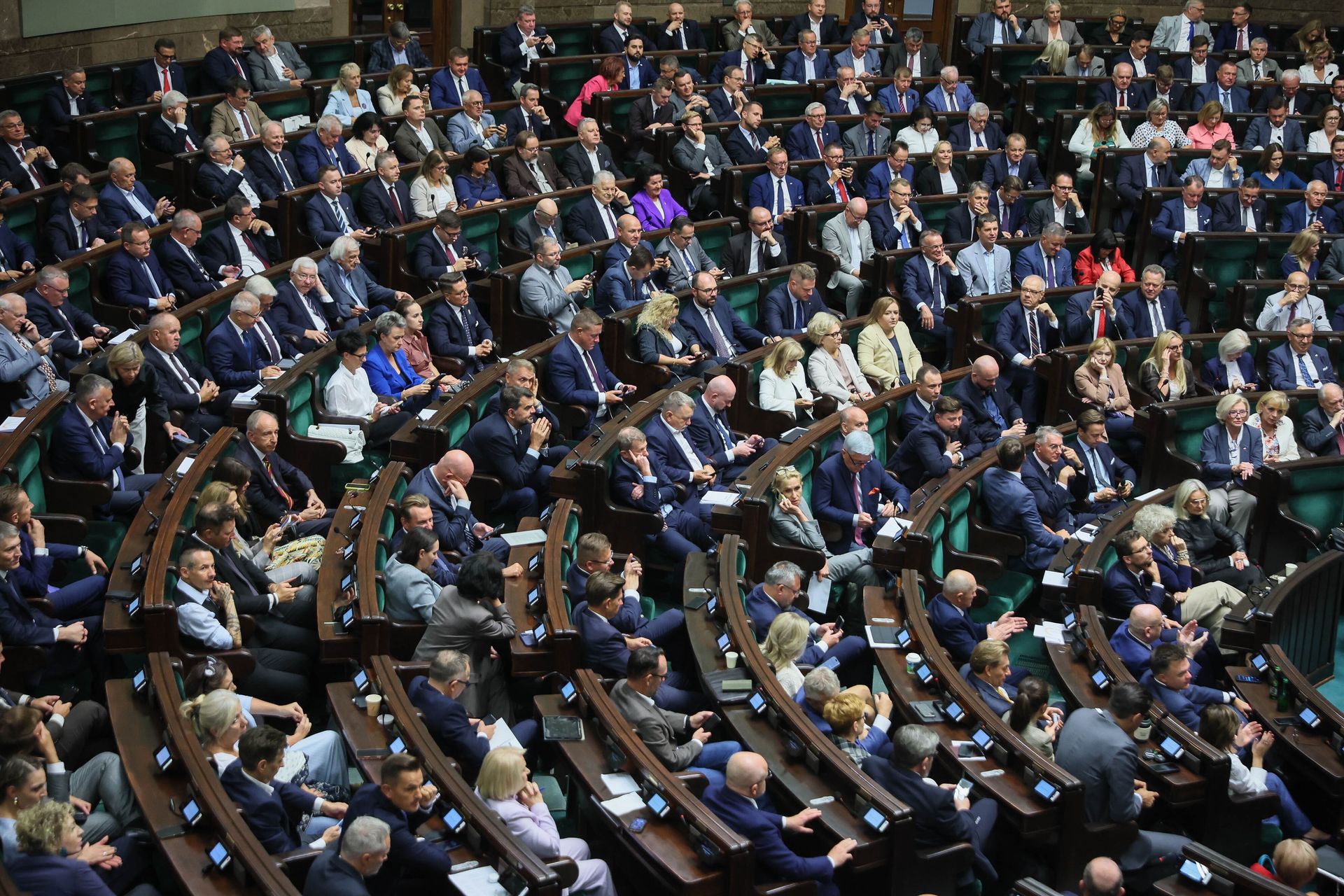 "Kuriozalna decyzja". Koalicja hamuje po zapowiedziach przyspieszenia