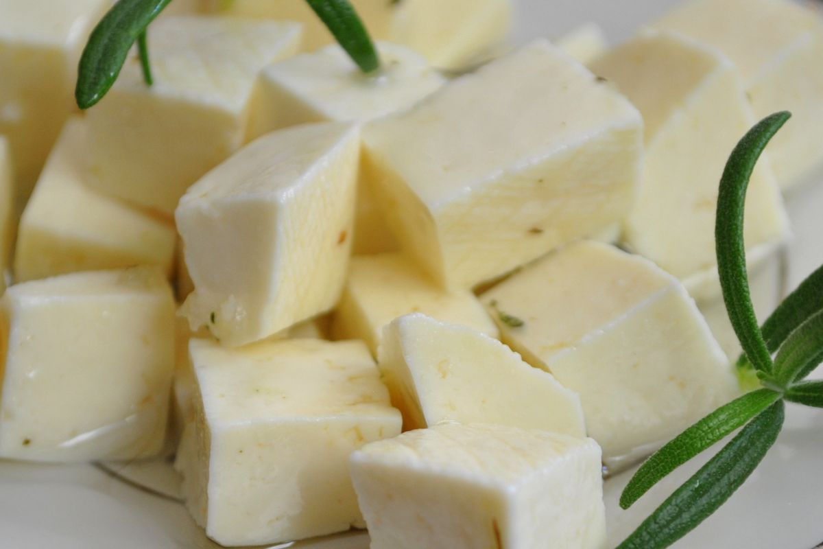 Seniorzy powinni sięgać po ten ser jak najczęściej, a unikają. Reguluje cukier, chroni przed miażdżycą