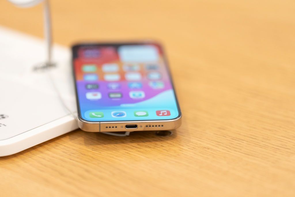 Nie rób tak. Możesz uszkodzić swój telefon