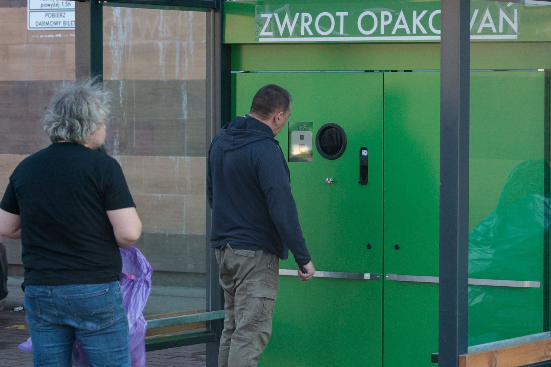 Jadą 12 km, by oddać butelki. Mówi o realiach systemu kaucyjnego