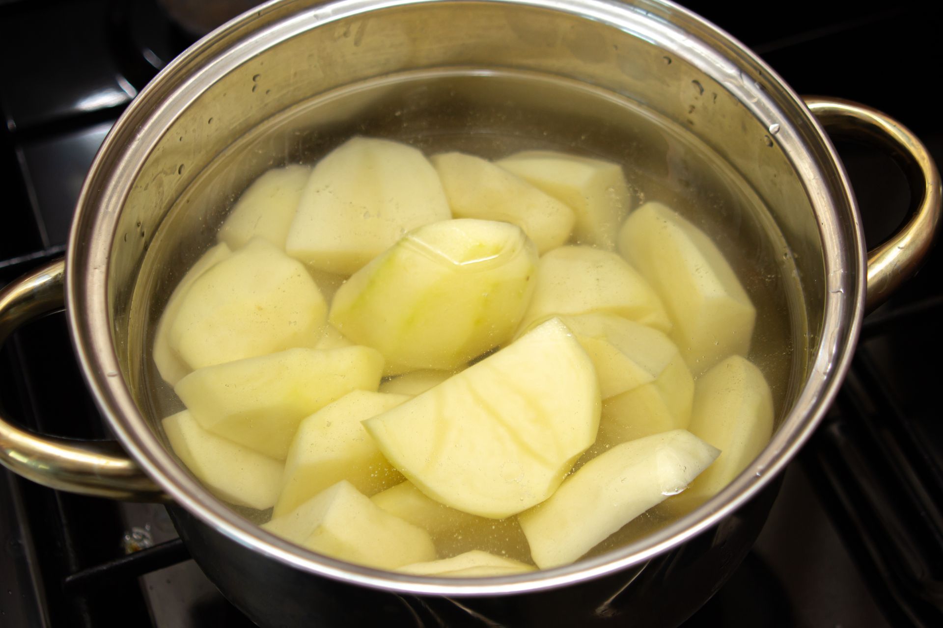 Dodaję do przesolonych ziemniaków. Stają się tak pyszne, iż choćby kotlet zostanie w tle