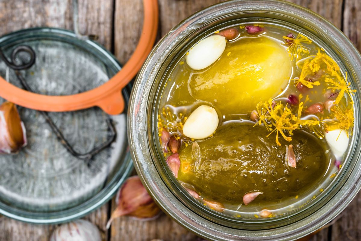 Wszyscy dodają do kiszonych, a mało kto wie. Nadmiar spowoduje, iż będą gorzkie i wyrzucisz cały słoik