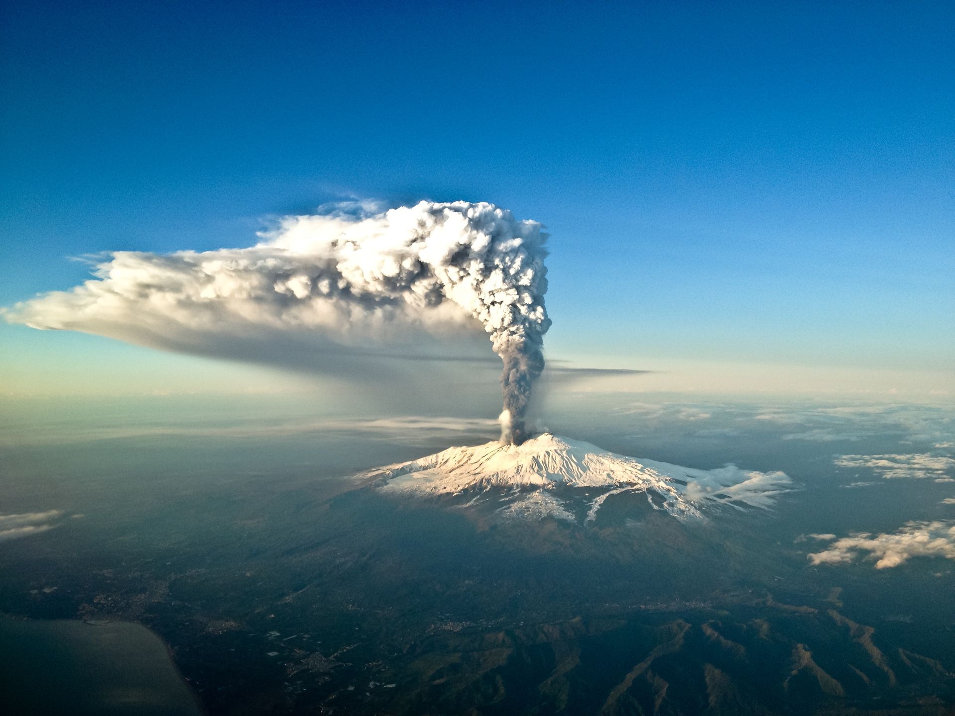 Etna emituje więcej dwutlenku węgla niż cała Unia? To fałszywy przekaz