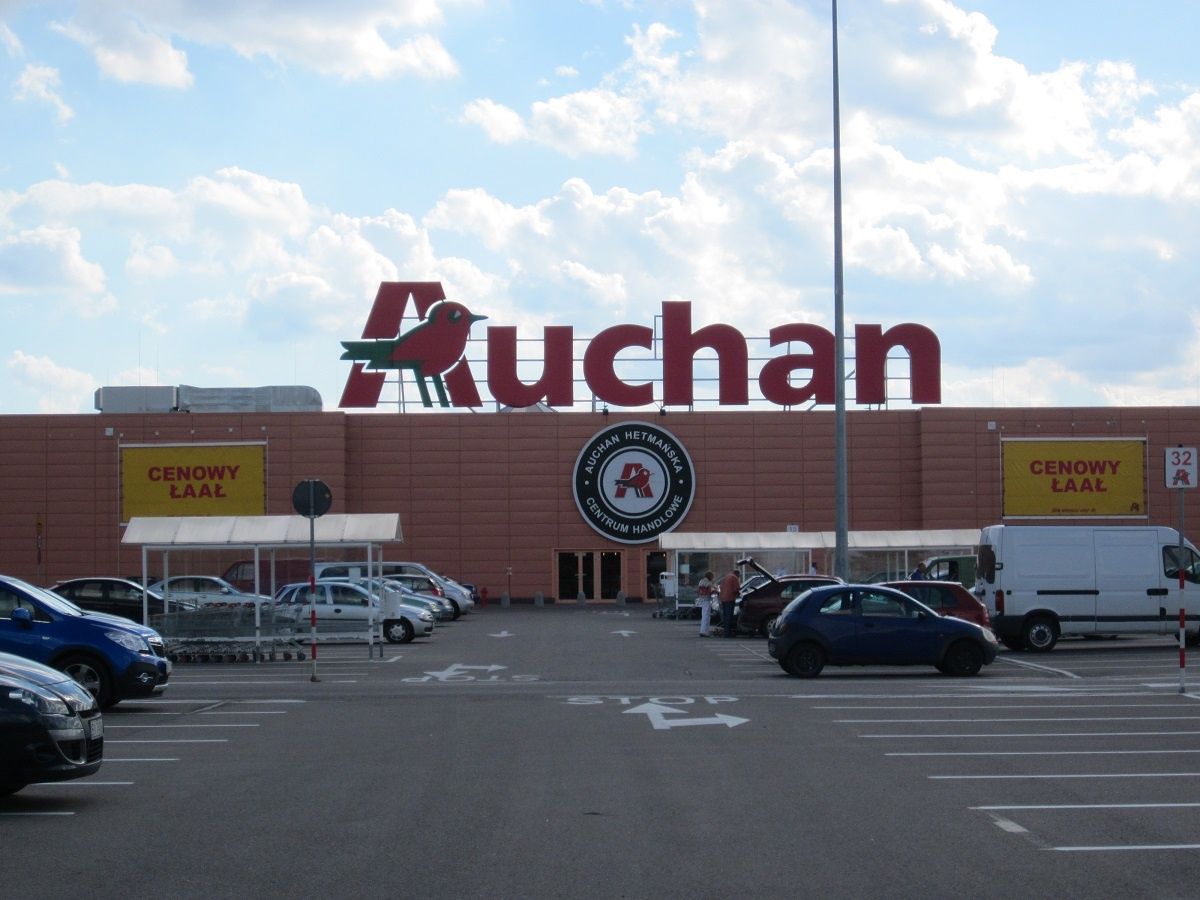 Klakson w reklamie Auchan uznany za zagrożenie na drodze. KER zgadza się ze skargą