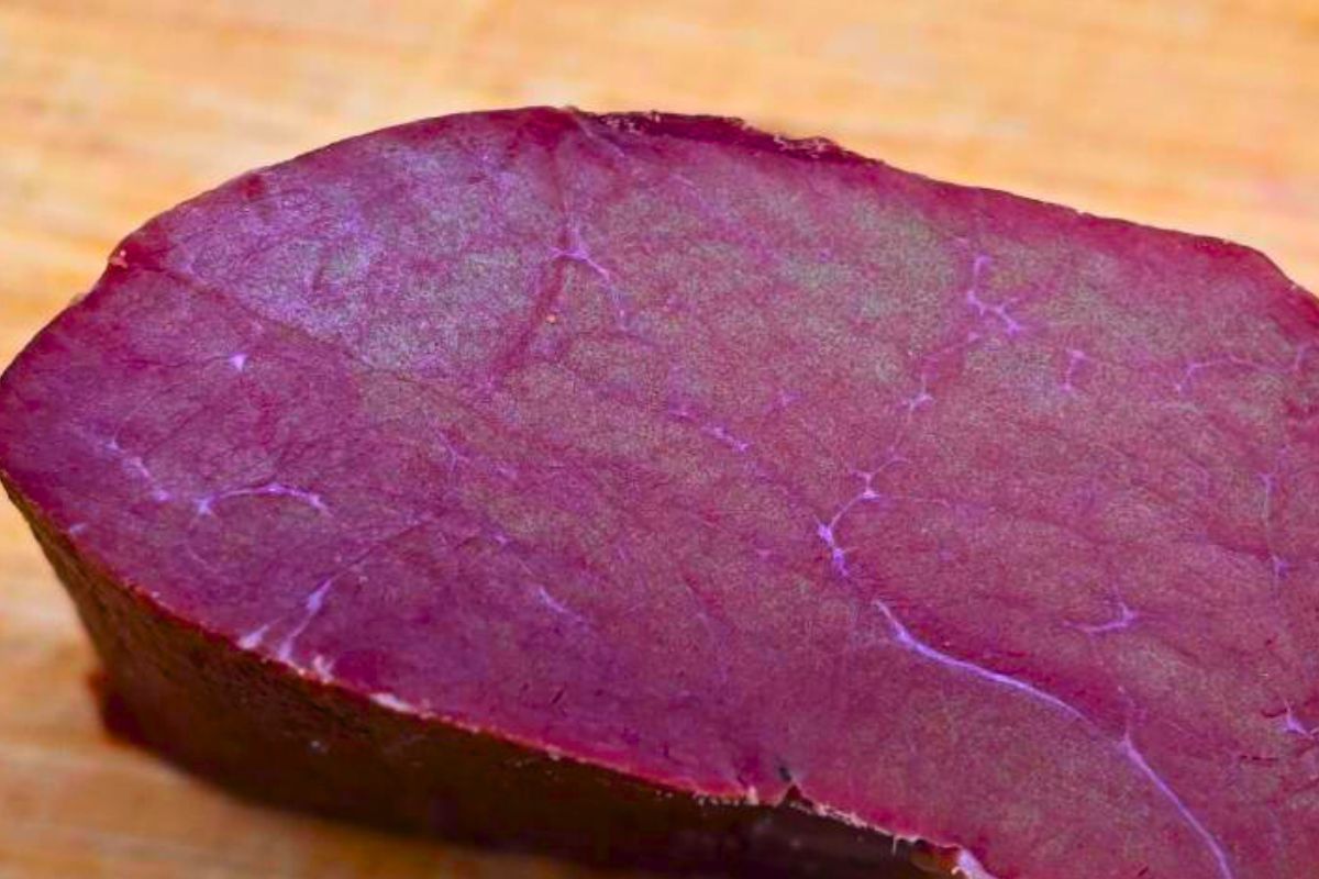 Zauważyłeś tęczę na wędlinie? Nie każdy wie, co oznaczy i czy można ją zjeść