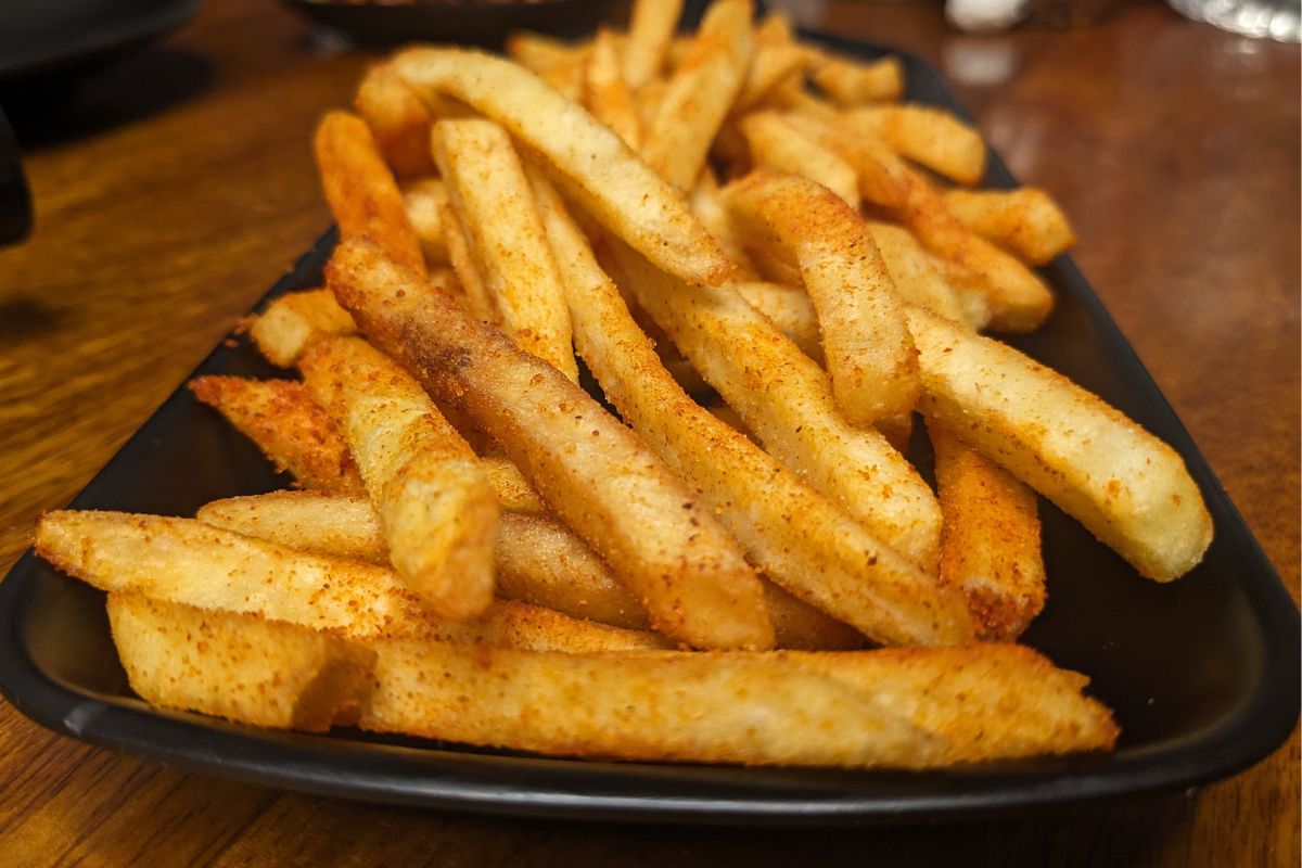 Wsyp odrobinę do oleju, zanim zaczniesz smażyć frytki. Wyjdą rumiane i chrupiące jak nigdy