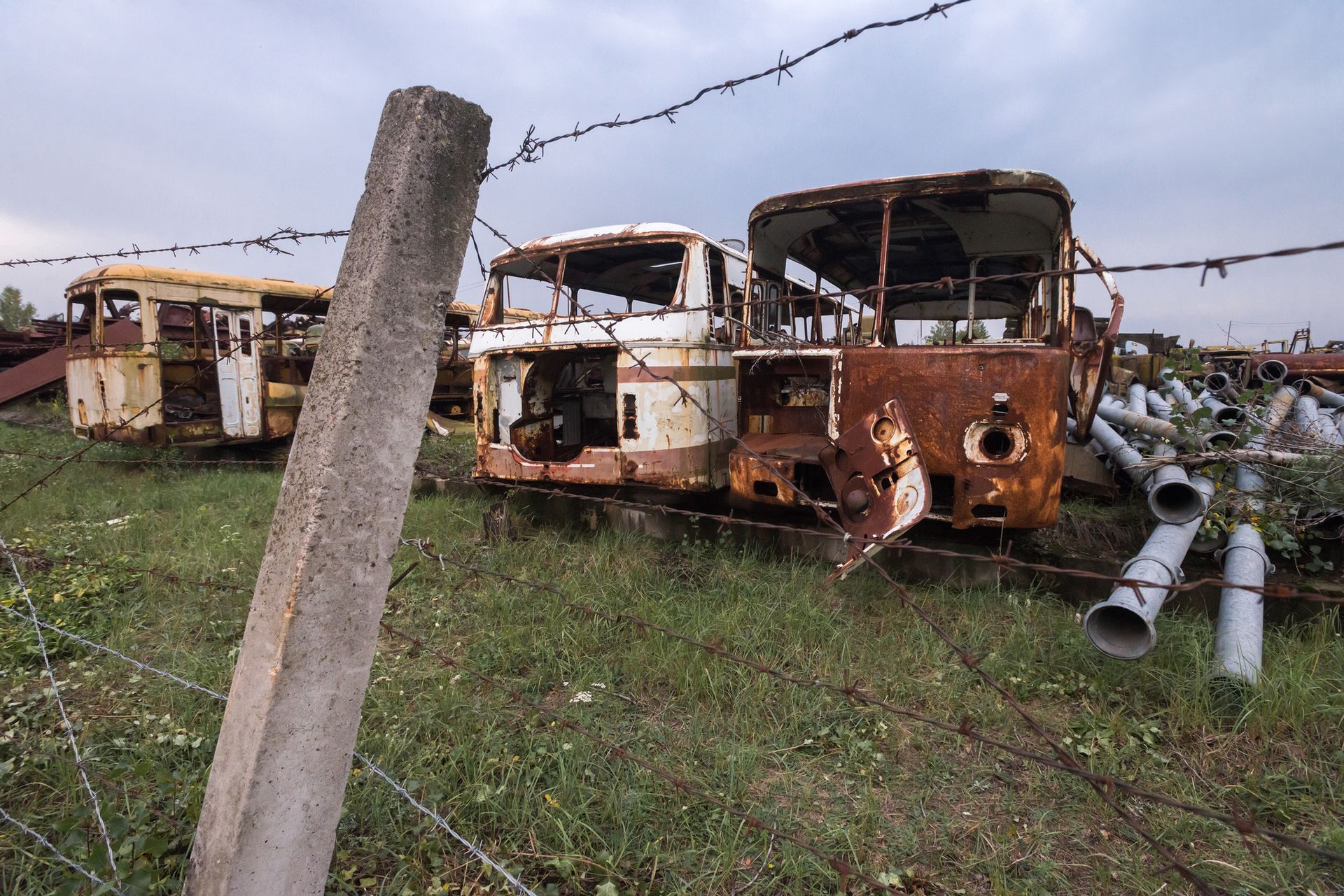 Zbyt skażone, by je używać. Wciąż stoją i niszczeją