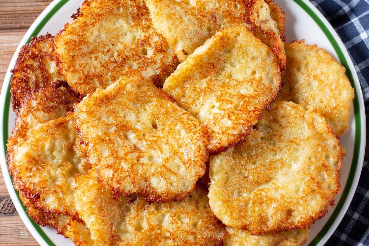 Wyrzucisz tarkę, gdy poznasz ten przepis na placki ziemniaczane. Możesz je zrobić znacznie szybciej