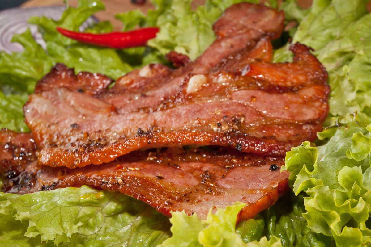 Boczek marynuję i wrzucam na grilla. Wychodzi tak smaczny, iż o kiełbasę nikt nie pyta