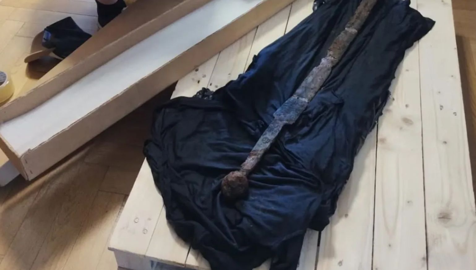 700-letni miecz z Polski. Światowe media zachwycone znaleziskiem