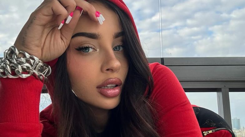 Fagata wdzięczy się przed lustrem w samej bieliźnie