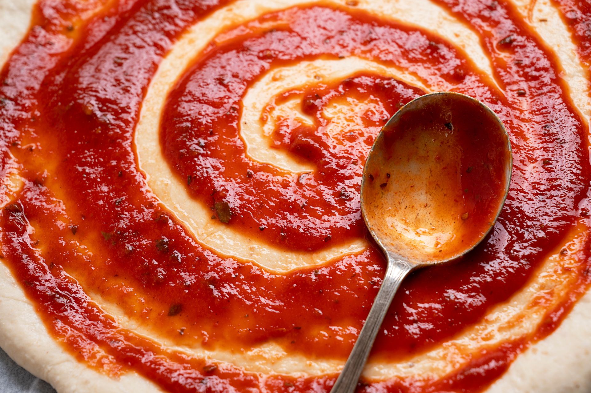 Dodaję kilka kropli do sosu pomidorowego. Pizza wychodzi lepsza niż z osiedlowej knajpy