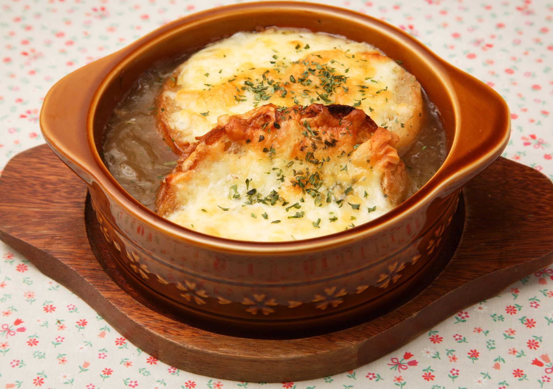 Posypuję serem i wsadzam do piekarnika. Wychodzi rozgrzewająca zupa na jesień