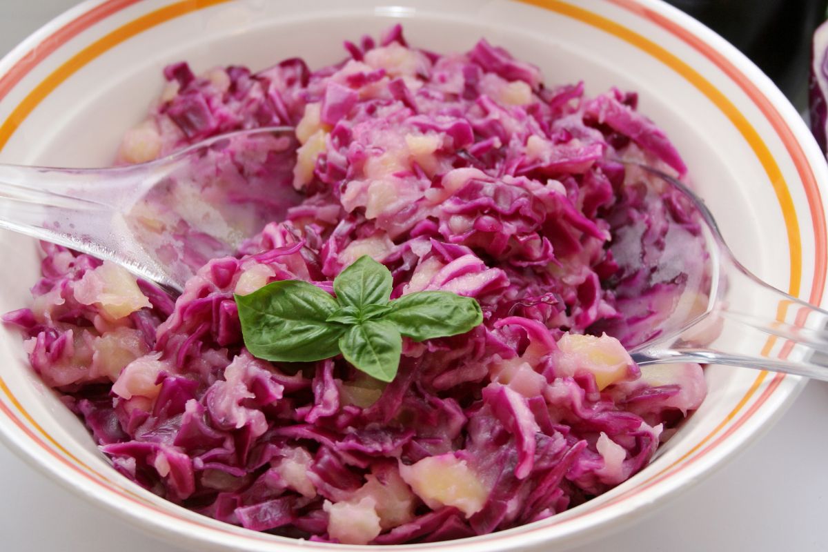 Zrób z niej taką surówkę do obiadu. Sprawdzi się idealnie dla seniorów i osób z nadciśnieniem