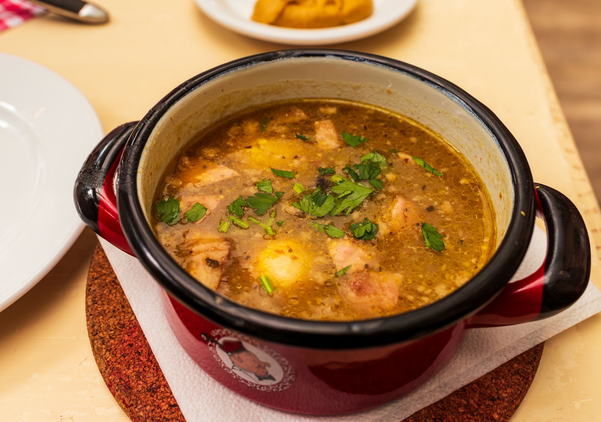 Jak gwałtownie zagęścić zupę bez mąki i śmietany? Ten prosty trik robi robotę