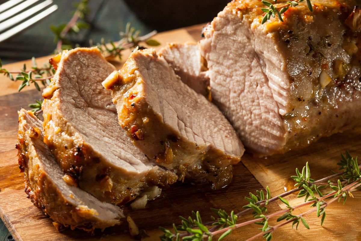 Dodaję do zalewy. Schab wychodzi kruchy i smaczniejszy niż z mięsnego