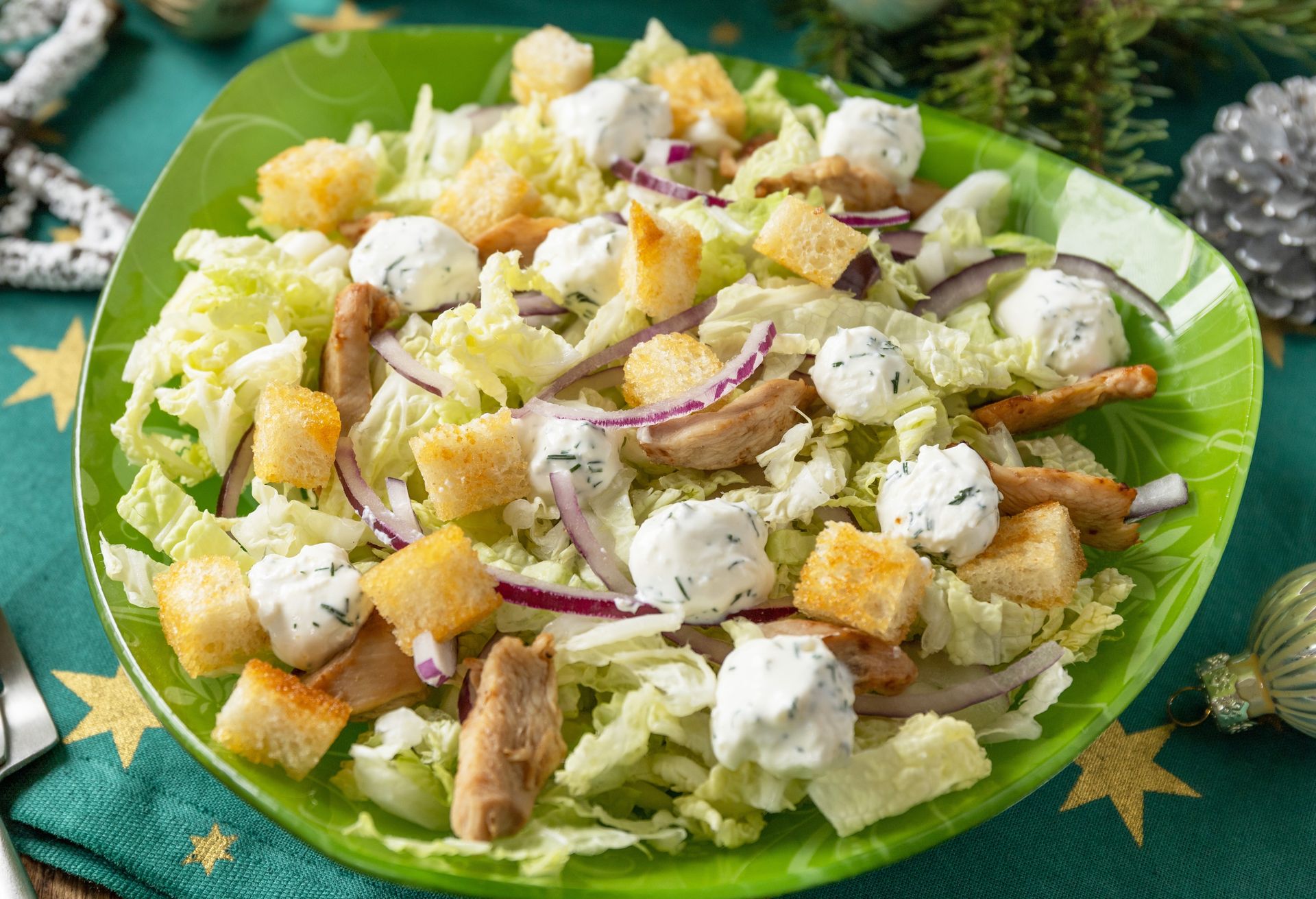 Sałatkę grecką robię po swojemu. Dla Greków takie połączenie byłoby karalne