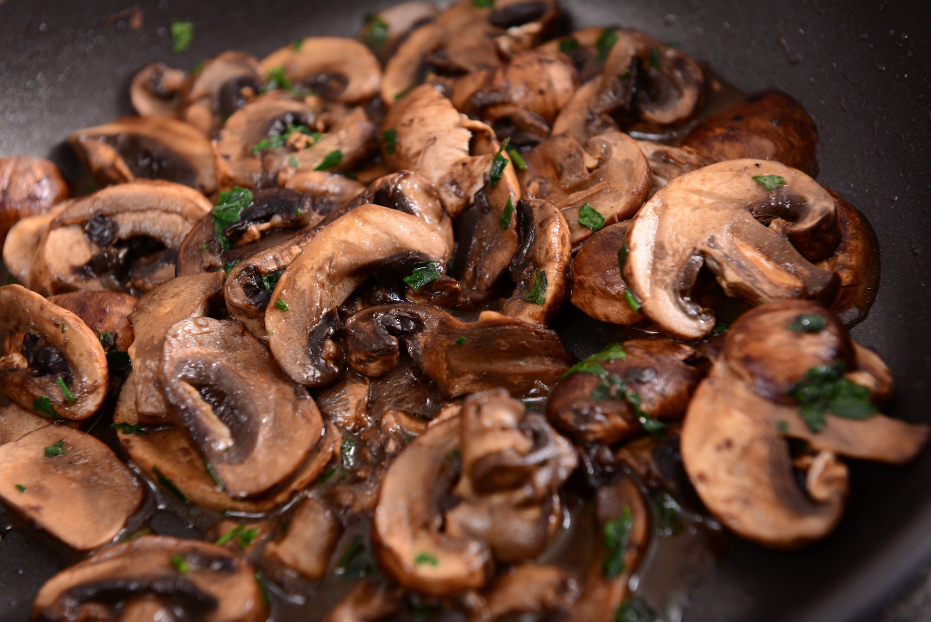 Wiele osób popełnia ten błąd przed smażeniem pieczarek. Przez to tracą aromat i robią się sflaczałe