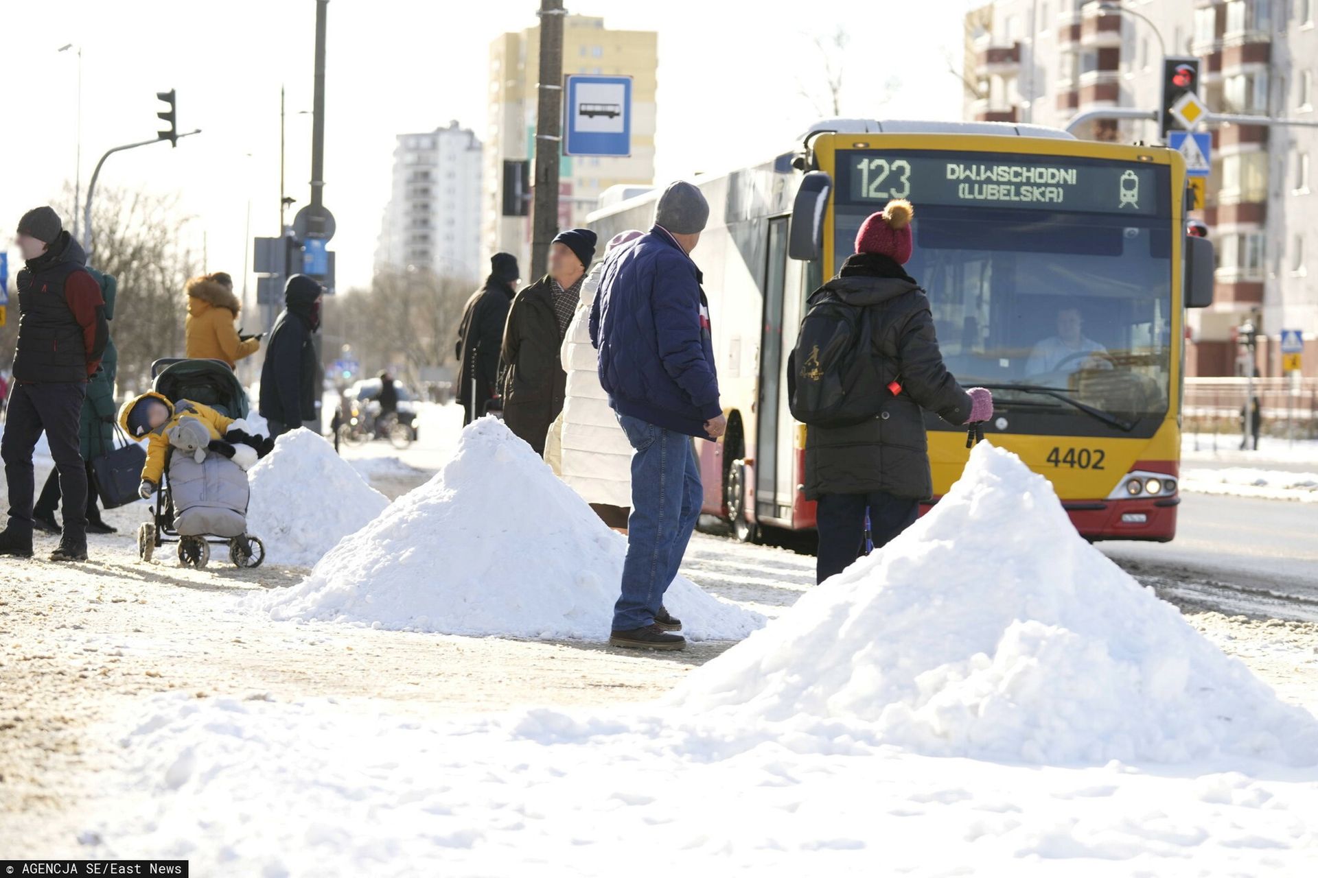 Czy śnieg usprawiedliwia spóźnienie do pracy? Prawniczka wyjaśnia