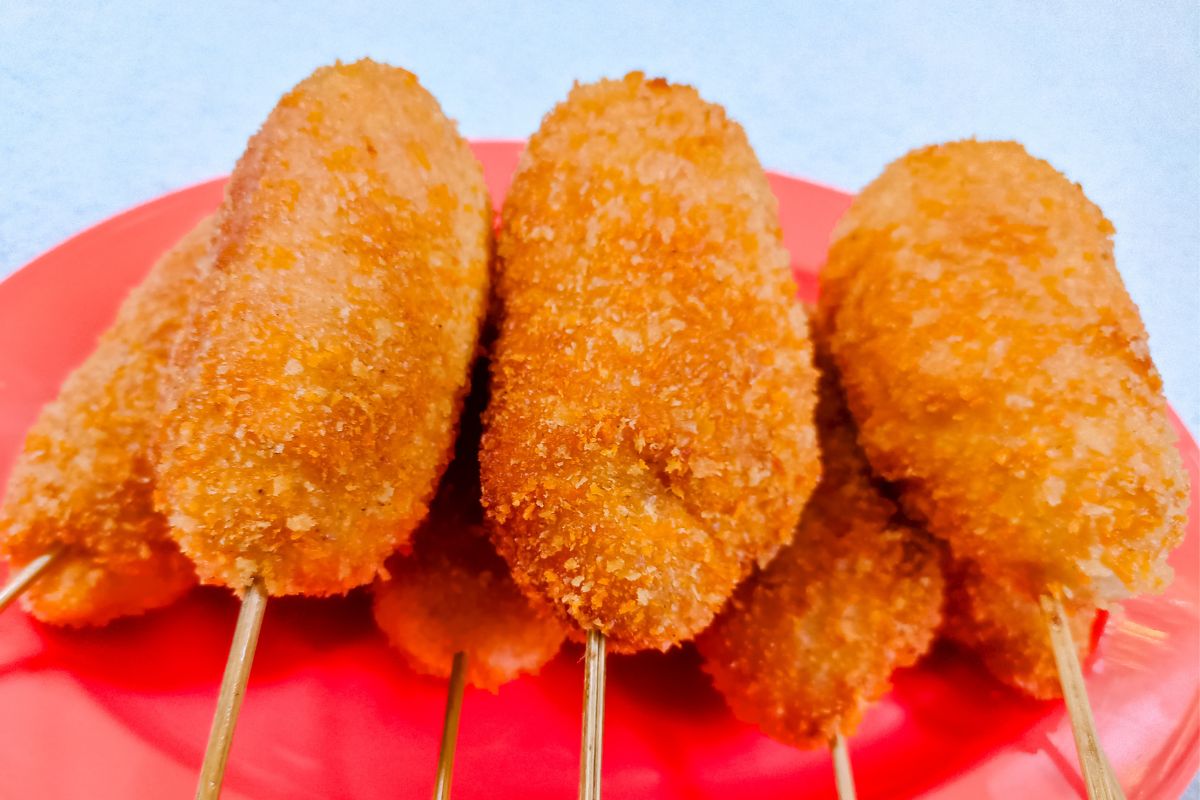 Zanurzam w cieście i nadziewam na patyk. Parówka w tej wersji zachwyci choćby wybrednych smakoszy