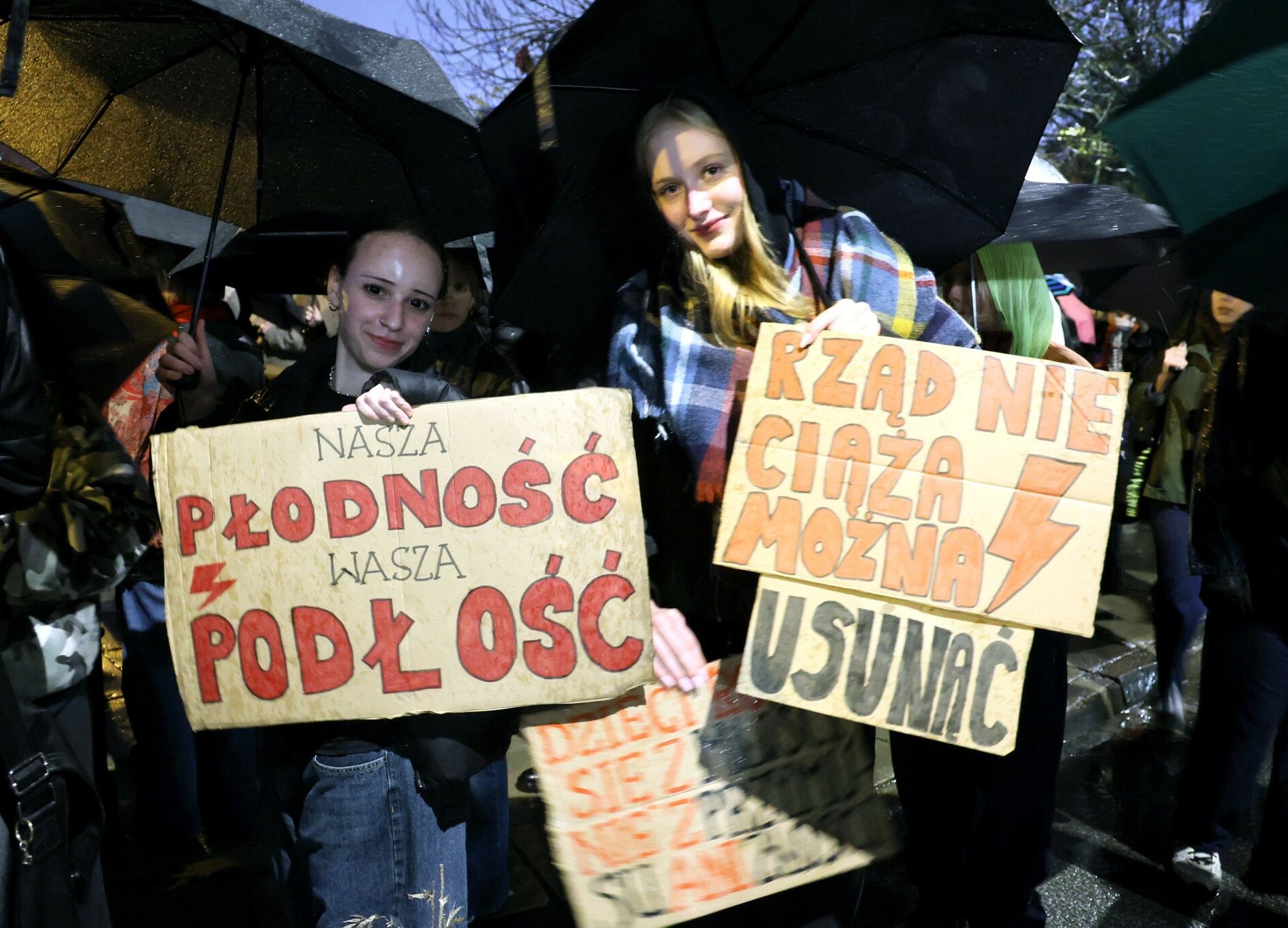 Trwają protesty w rocznicę wyroku TK. "My, kobiety, żyjemy w strachu"