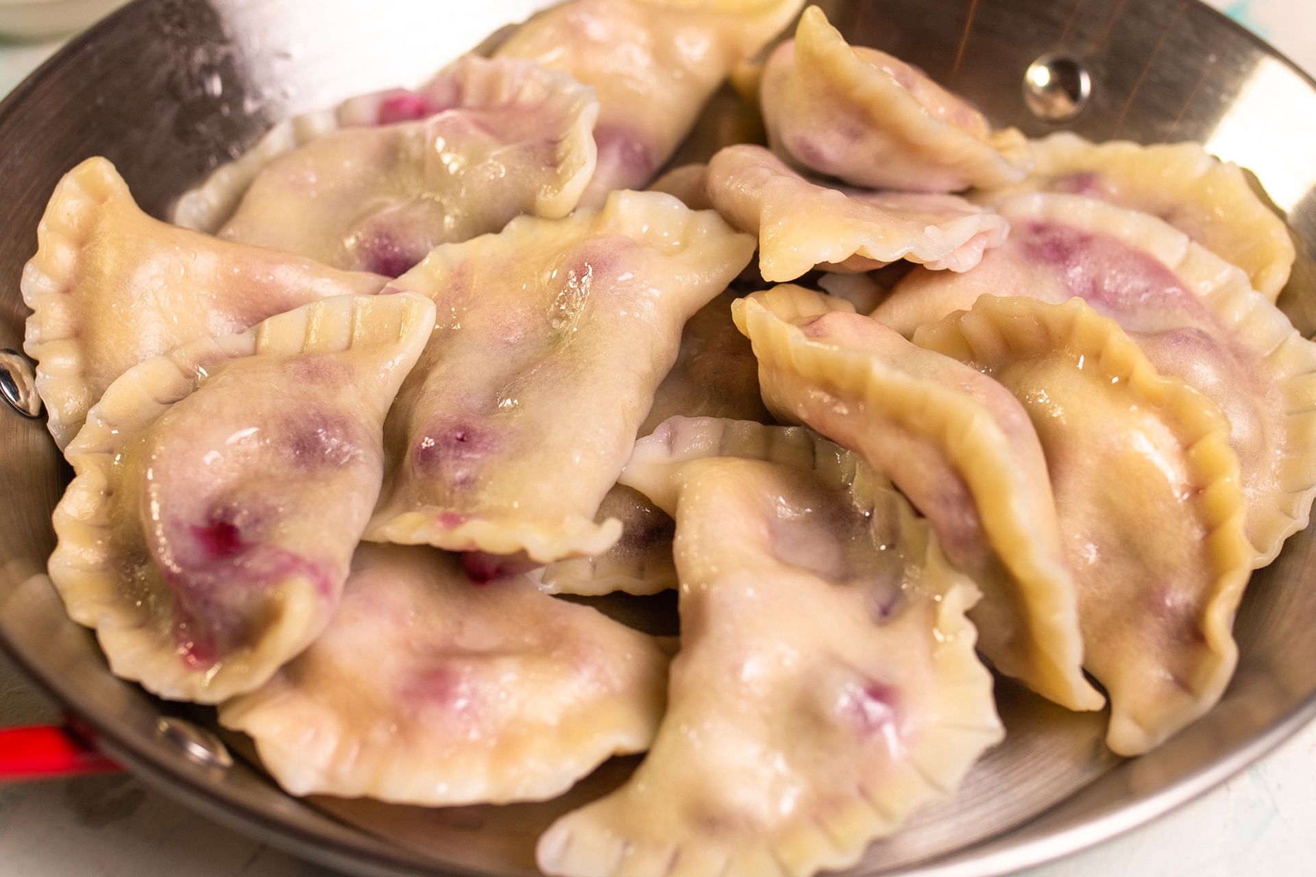 Smak końca lata zamknięty w cieście. Pierogi ze śliwkami to danie, którym wchodzę w jesień