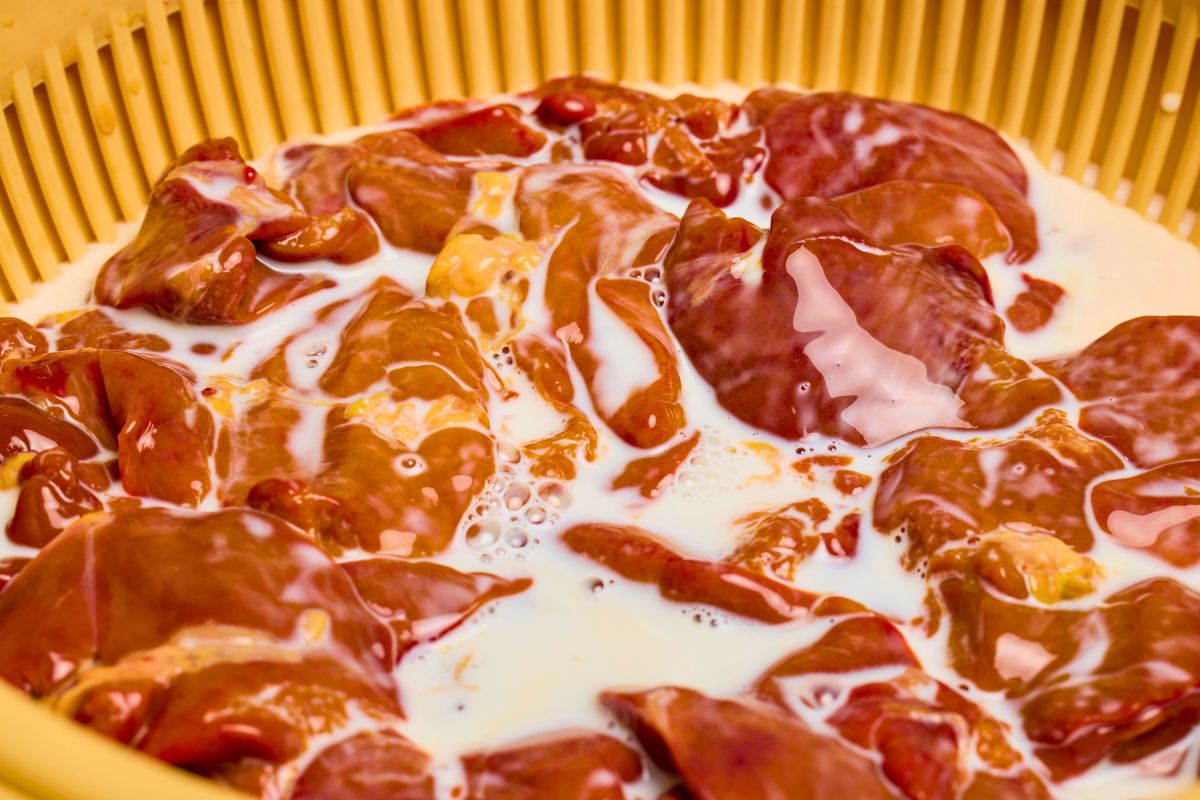 Włóż do niej wątróbkę przed smażeniem. Pozbawisz ją goryczki i będzie delikatniejsza w smaku