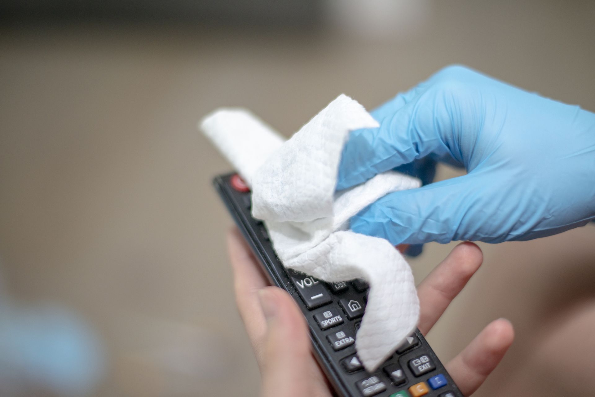 Czyszczenie odbiorników. Oto jak nie zniszczyć przy okazji ekranu.