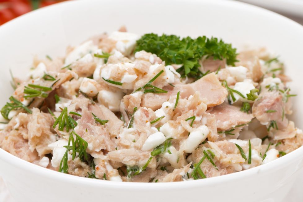 Biorę serek wiejski, tuńczyka i kilka dodatków. Po chwili mam smaczną i zdrową sałatkę